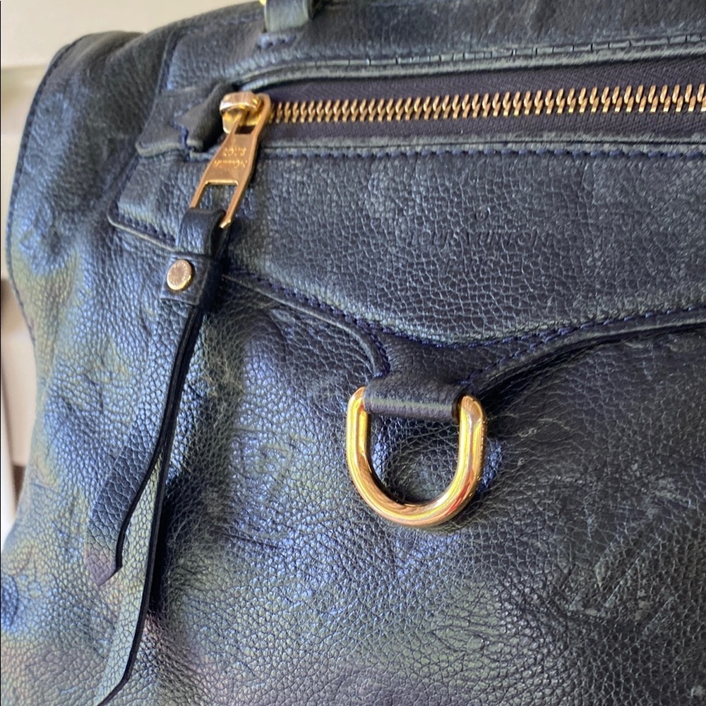 Louis Vuitton Black and Gold Shoulder Bag with Structured Elegance - Picture 6 of 17
